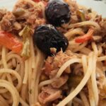 Spaghetti al tonno con peperoni e olive nere, la ricetta siciliana di Siciliabellamia